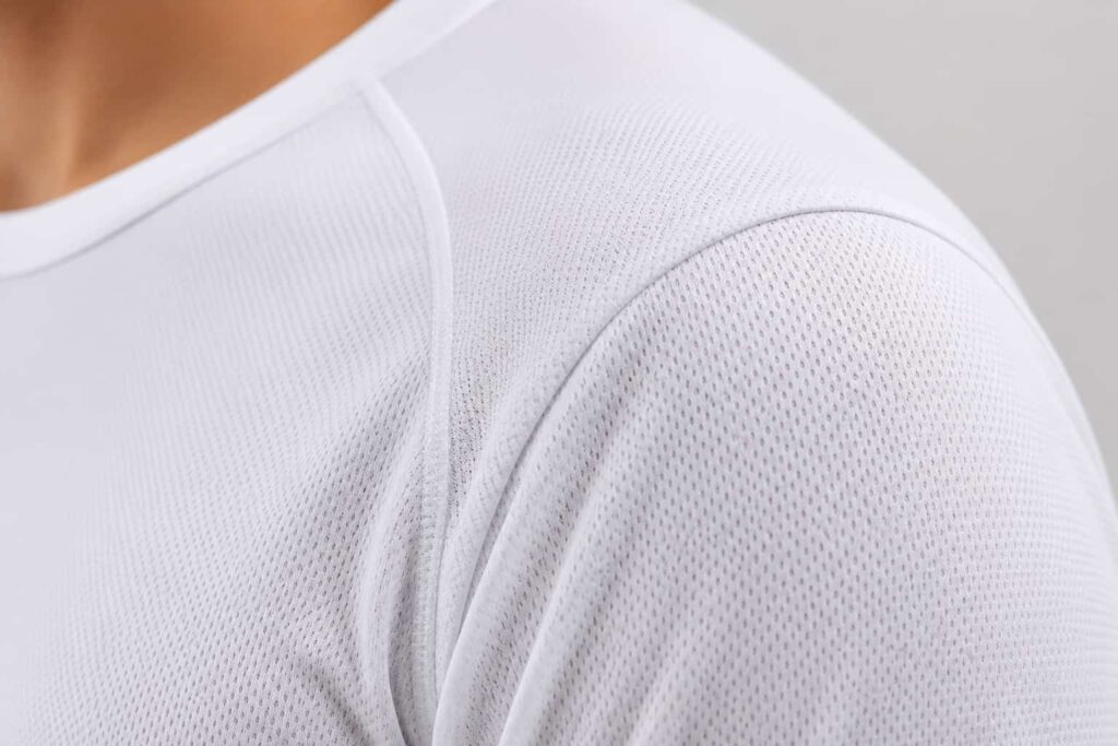 camisetas-femininas-personalizadas Detalhe do tecido dry fit respirável usado em camiseta personalizada